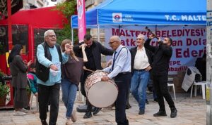 Maltepe’de, Cumhuriyet’in 103. yılında mübadil davulu çalındı